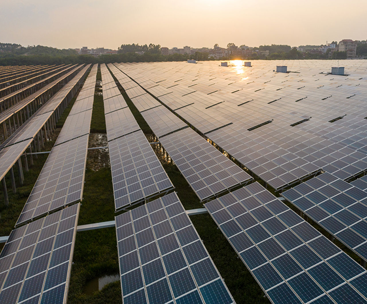 Solarpaneele im Sonnenuntergang