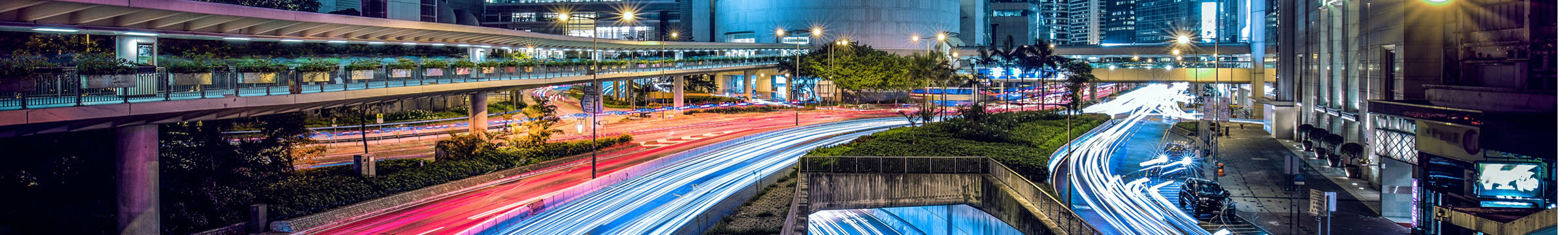 Stadt und Straße in der Nacht mit Beleuchtung