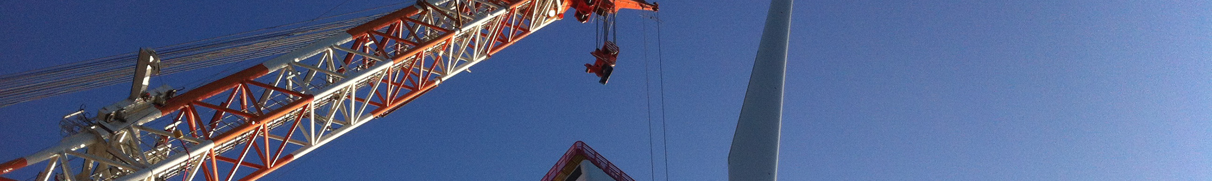 eine Windturbine in Bauarbeit