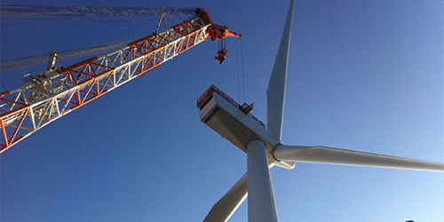 eine Windturbine in Bauarbeit