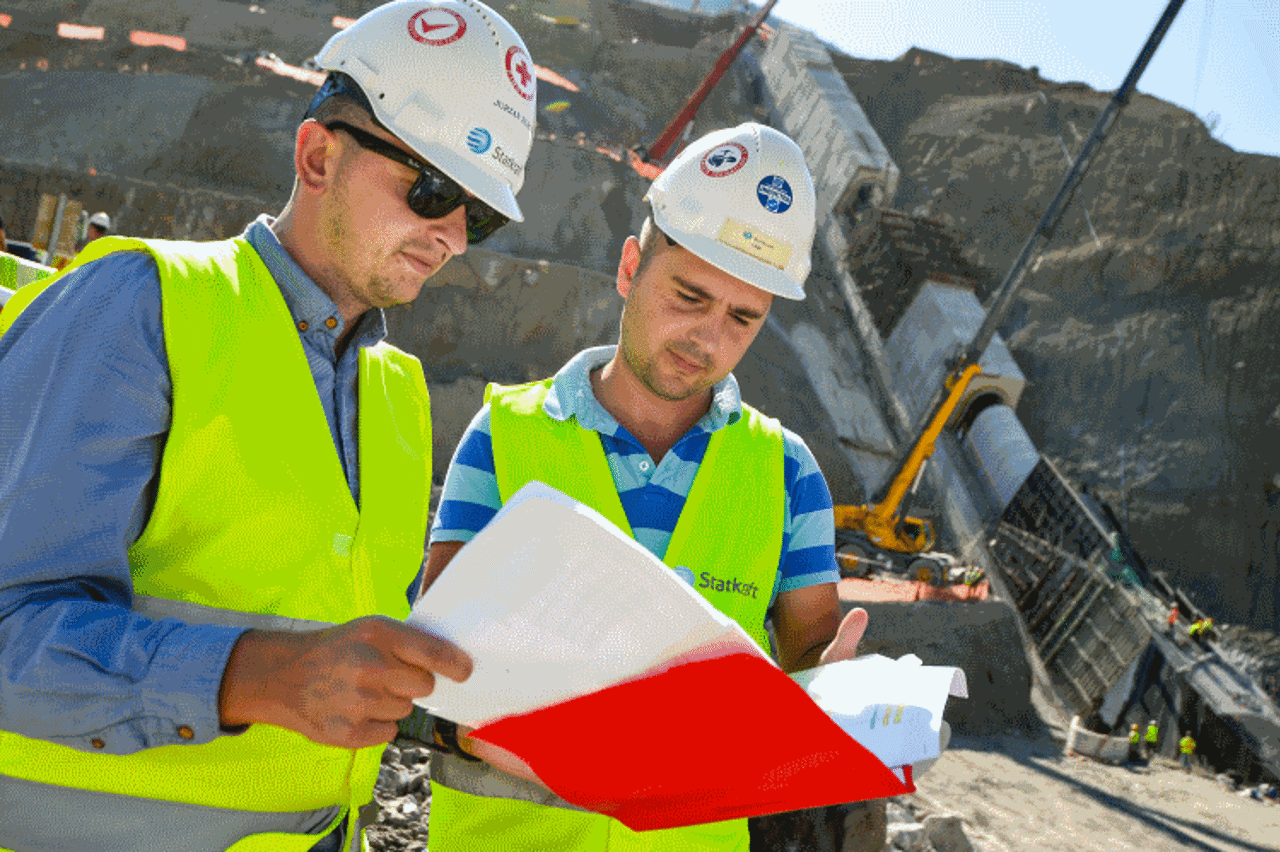 Menschen, die auf der Baustelle arbeiten