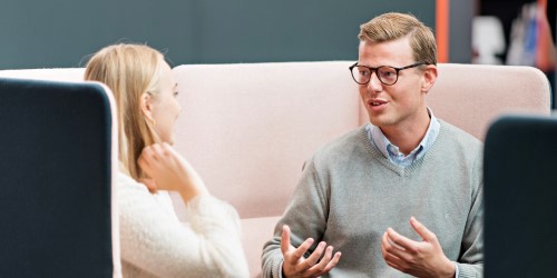 Frau und Mann im Gespräch. (Foto: Hans Fredrik Asbjarnsen)