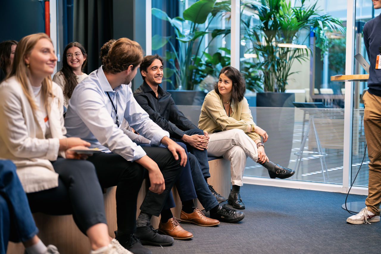 Trainees auf einer Bank