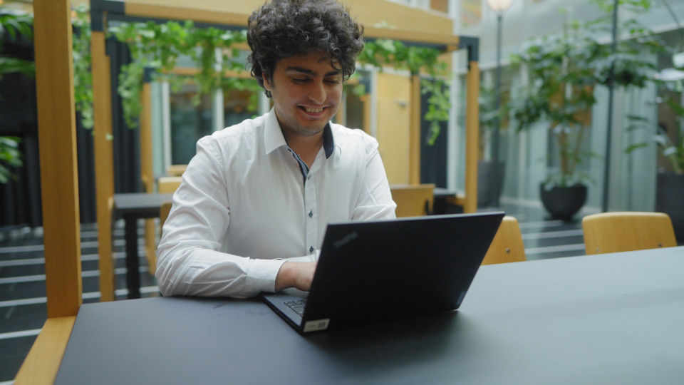 Ege Bartu, Trainee, an seinem Laptop