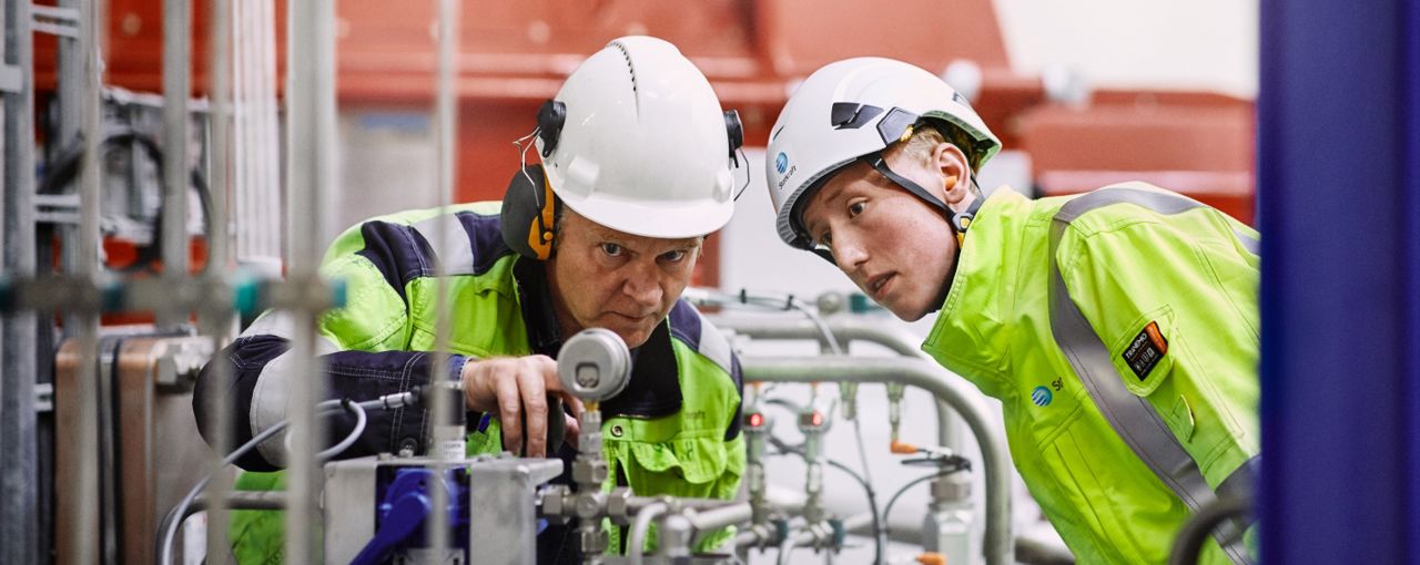 2 Mitarbeiter in einem Kraftwerk