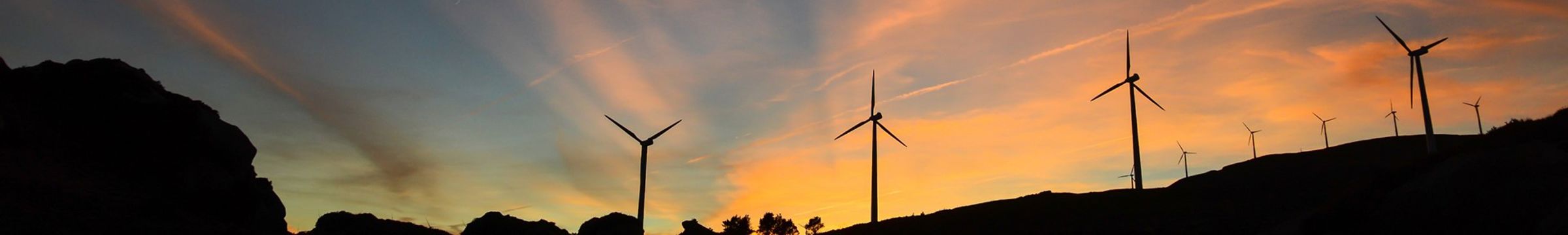 Ein Windpark im Sonnenaufgang