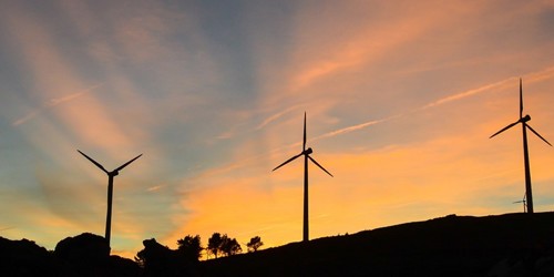 Ein Windpark im Sonnenaufgang