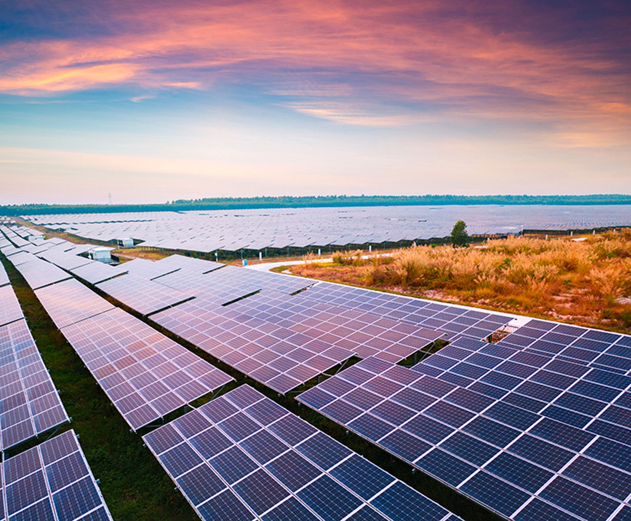 Solarpaneele im Sonnenuntergang