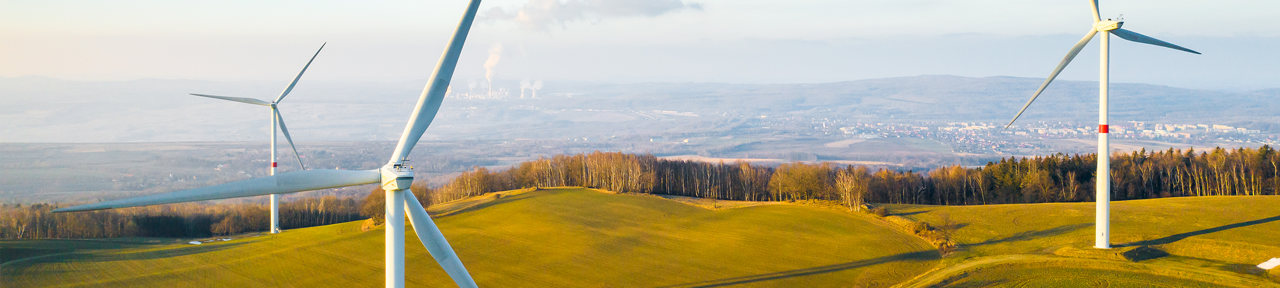 Windkraftanlagen auf grünen Sommerwiese