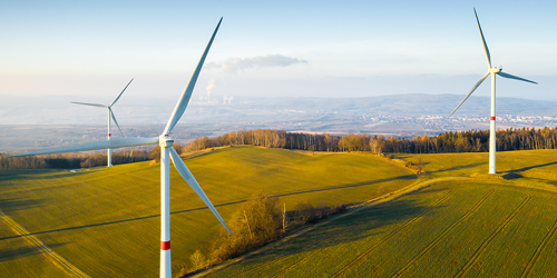 Ein Windpark im Morgengrauen