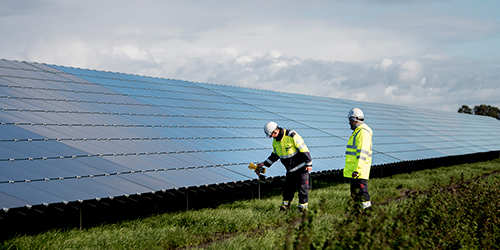 Arbeiter vor Solaranlage