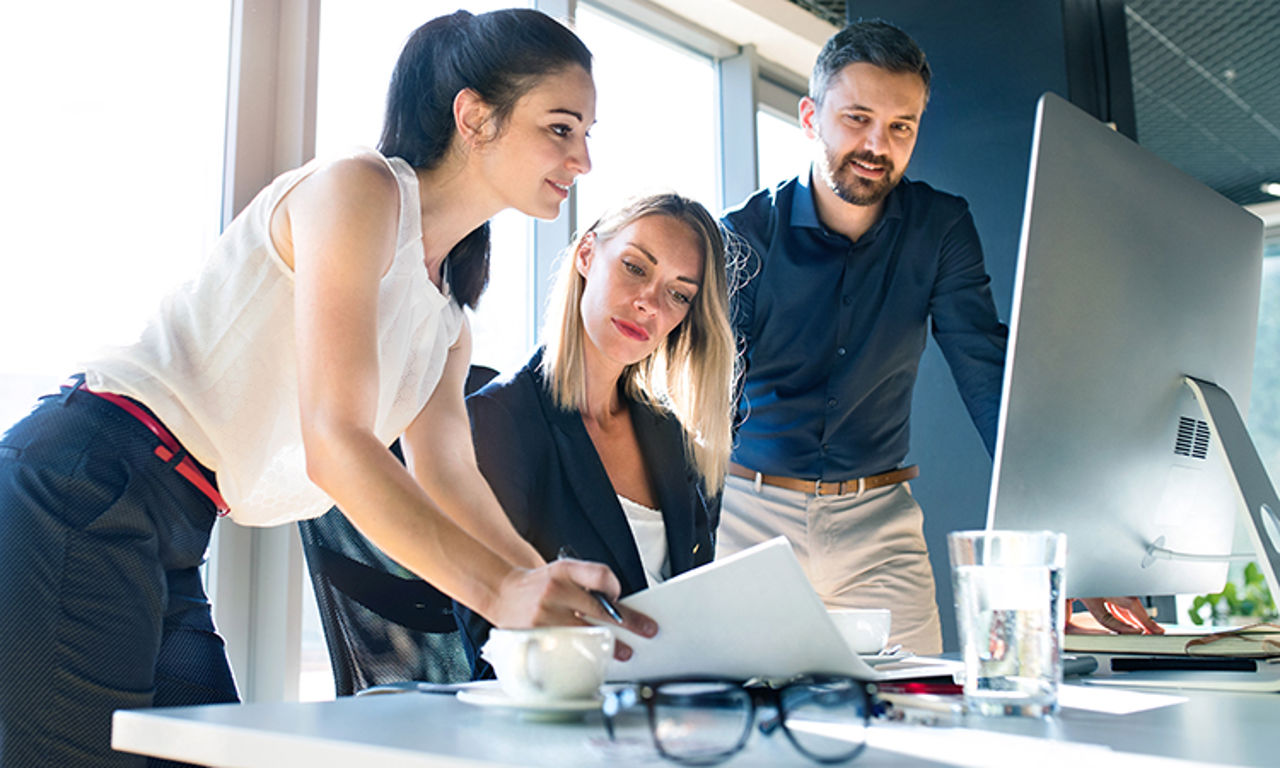 Menschen arbeiten gemeinsam