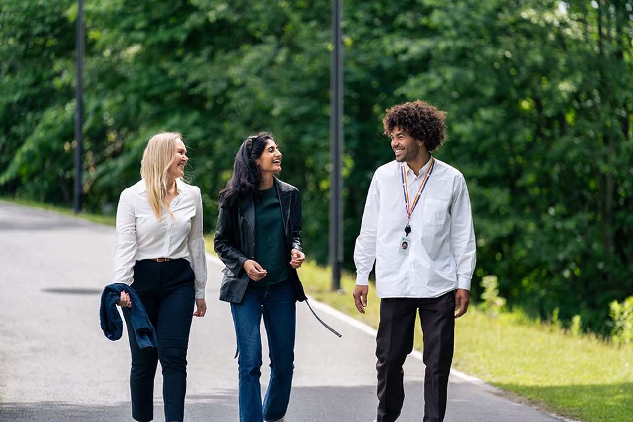 3 trainees laufen gemeinsam