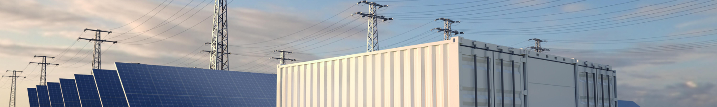 Solaranlage mit Batteriespeicher auf einem grünen Feld