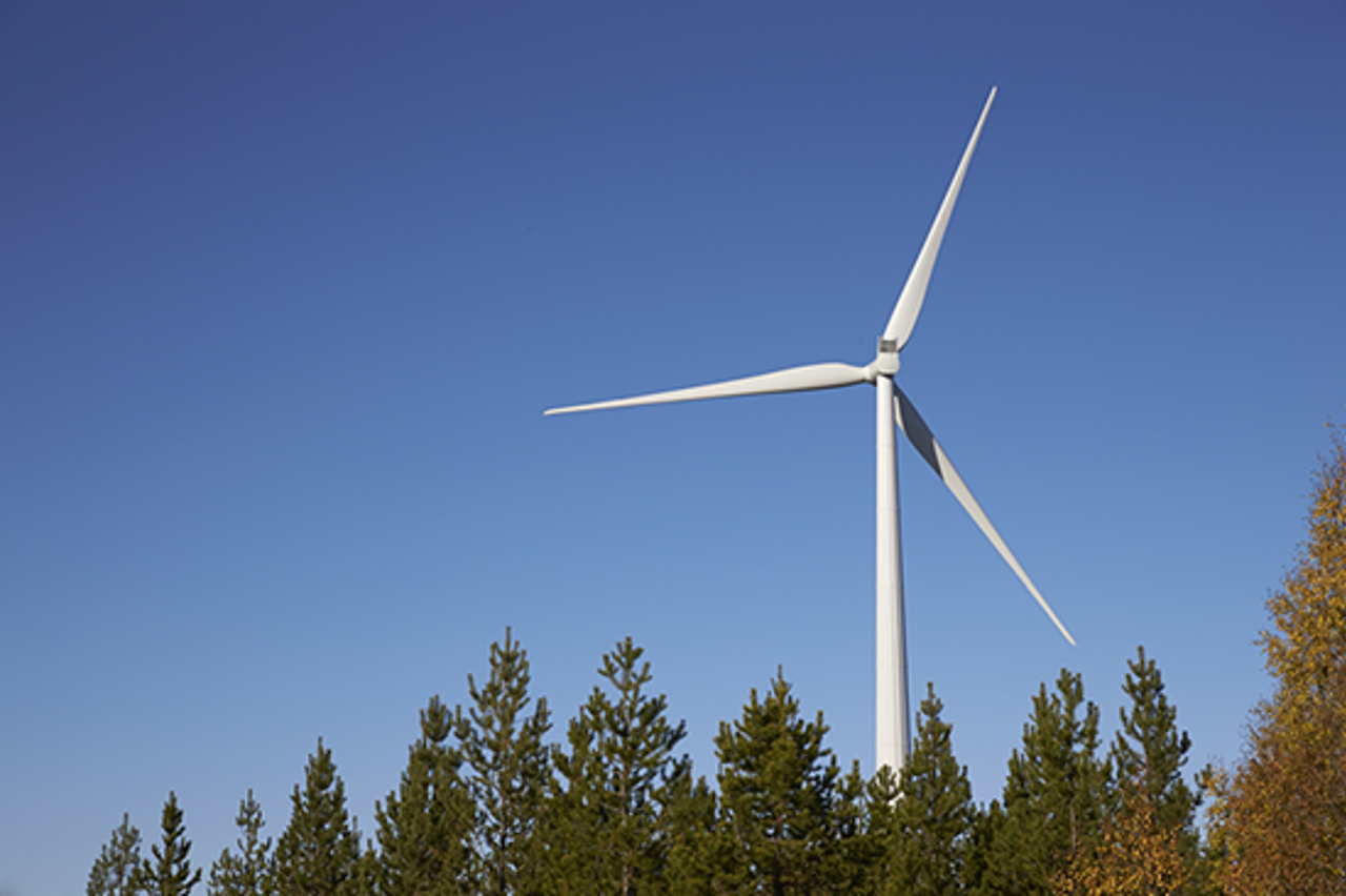 Windkraftanlage im Wald