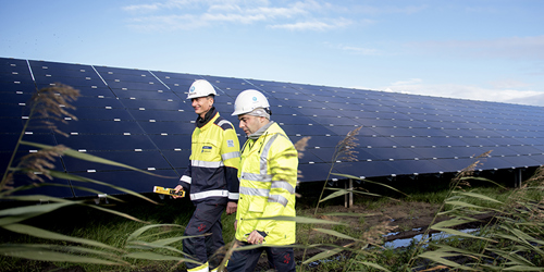 Solaranlage mit Arbeitern