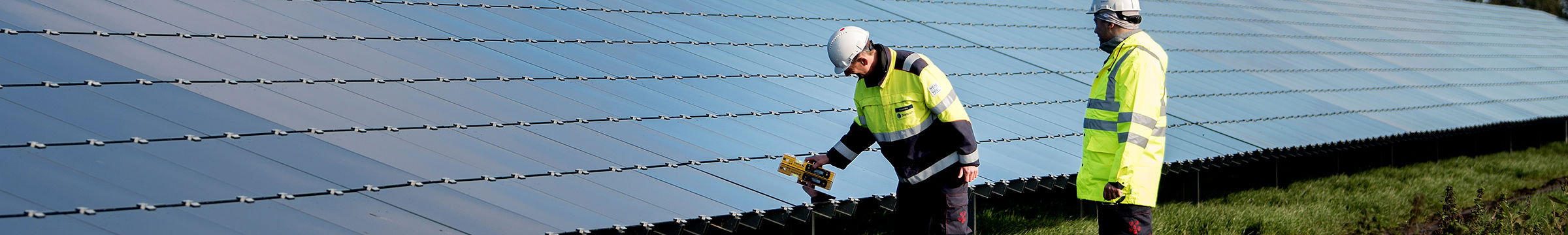 Arbeiter vor Solaranlage