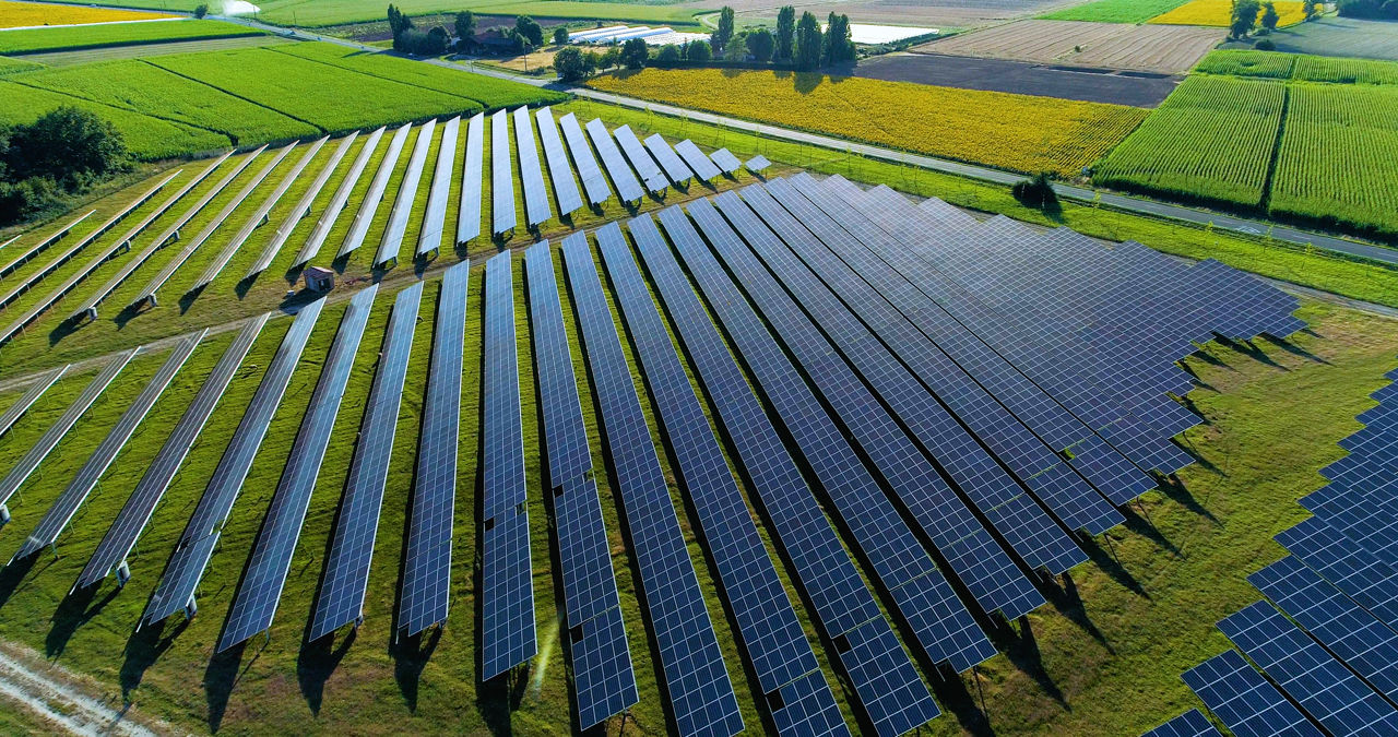 Foto eines Solarparks von oben