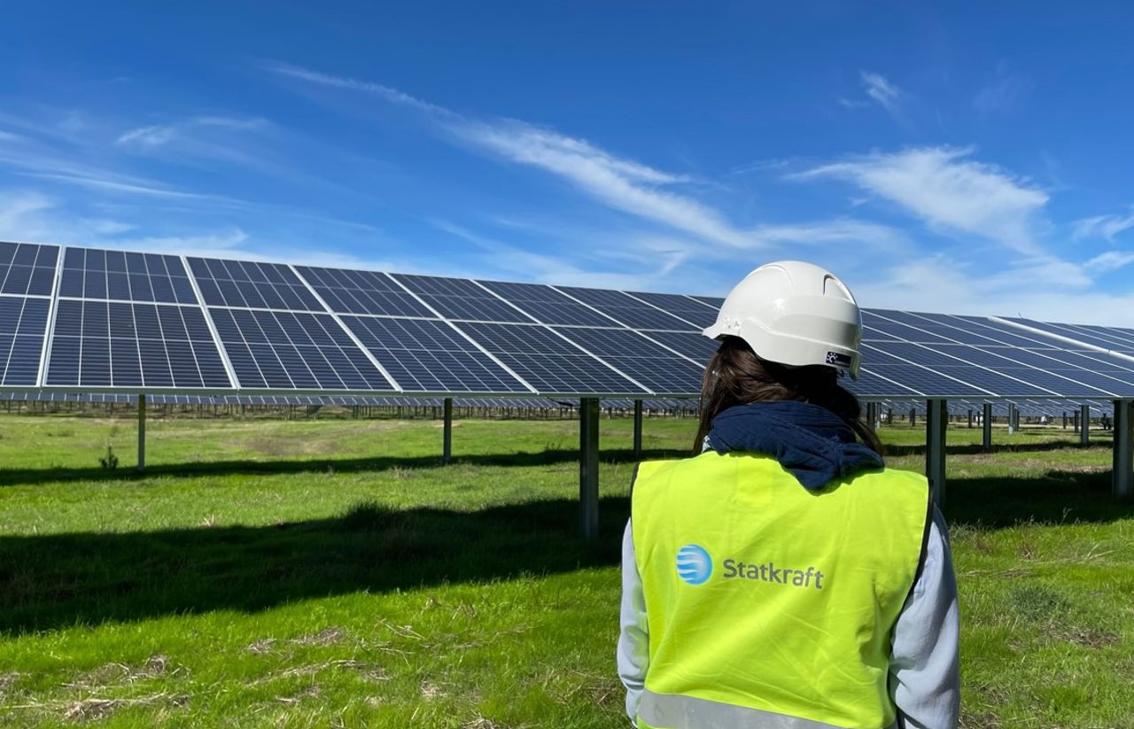 Frau blickt auf Solarpaneele